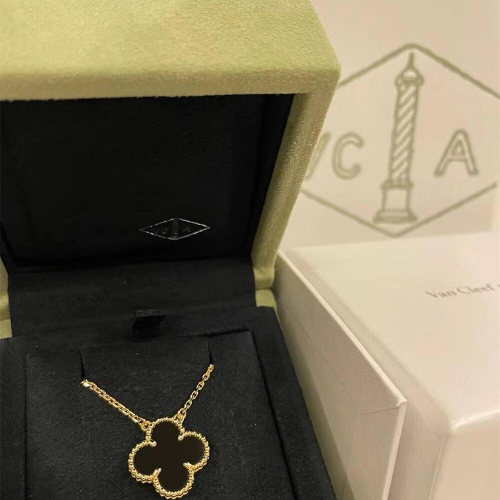 Van Cleef & Arpels Mother-of-Pearl and Gold Alhambra Necklace - Picture 2 of 5